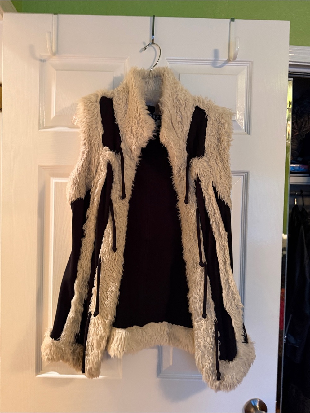 Twisted Heart Shearling-Trim Women's vest  - Cream & Black size L